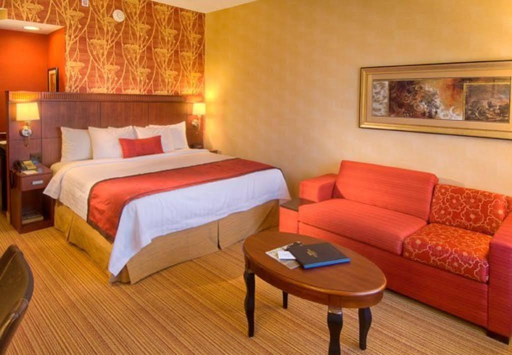 Courtyard Lancaster Otel Fertility Dış mekan fotoğraf